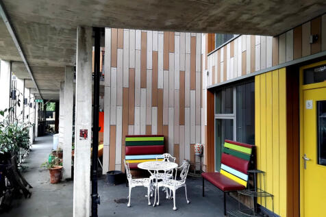 Entrance with terrace to flat 5
