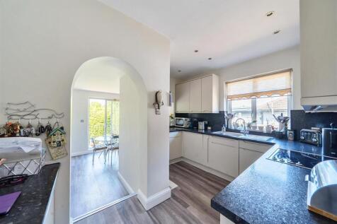 Kitchen/Breakfast Room: