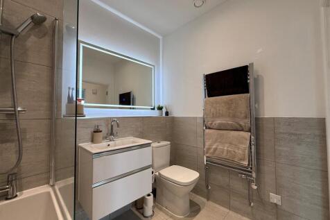 bathroom 3.jpg