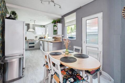 3 bed terraced house to rent Eileen Grove, Manche