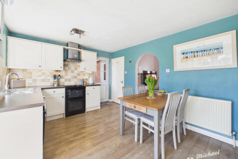 CAM03852G0-PR0617-STILL010