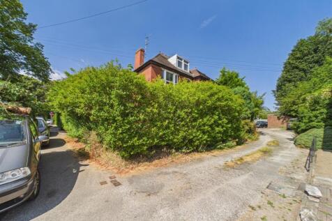 Front / Access to Garages