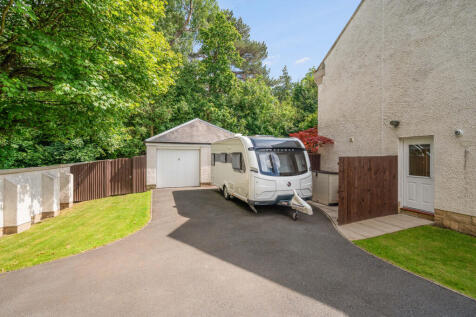 Driveway of 10 Saint Davids Grove