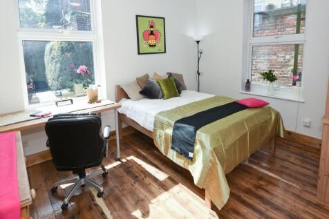 Bright, well-presented double bedroom with wood...