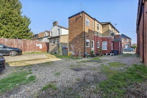 18A Desborough Park Rd, HP12 3BQ-9.jpg