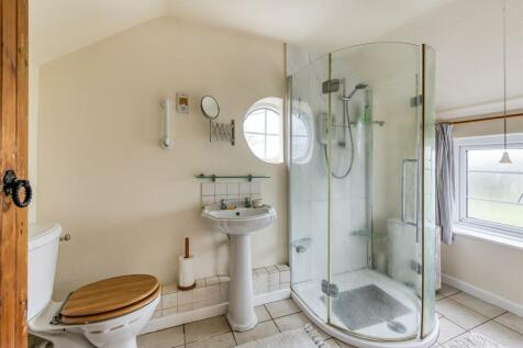 Greystoke Cottage-bed1 ensuite.jpg