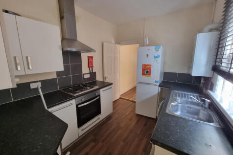 3 bed terraced house to rent Telephone Road, Sout