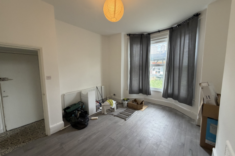 2 Bedroom Ground Floor Flat in the heart of Bruce