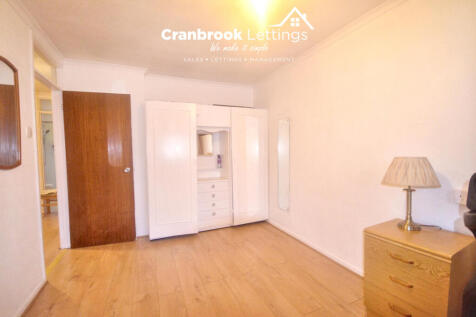 Ashurst Drive, ILFORD, IG6 1EF photo 4