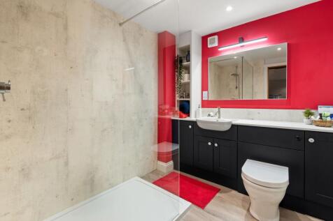 En-suite (to bed 5 / 3)