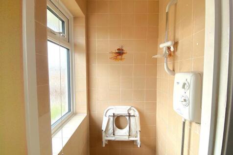 60 Gwyneth Grove - Shower.jpg