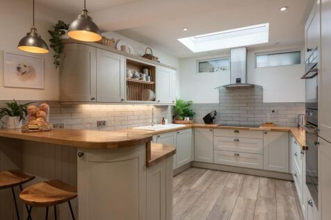 Kitchen: 1 Waterhead Terrace, Kingswear