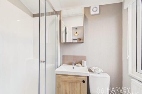 Bathroom with Shower in the Sunseeker Sandgate Hol