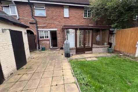 media-17582279004...