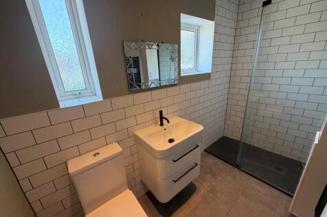 14a kingston shower room.jpg