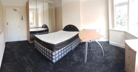 Bright single bedroom with a comfortable bed, l...