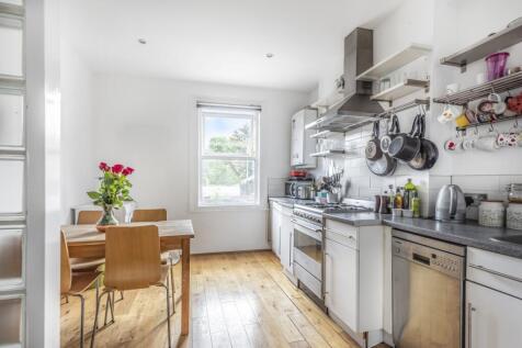 2-bed flat on Garratt Lane, Earlsfield, London, SW18, £2,400/mo