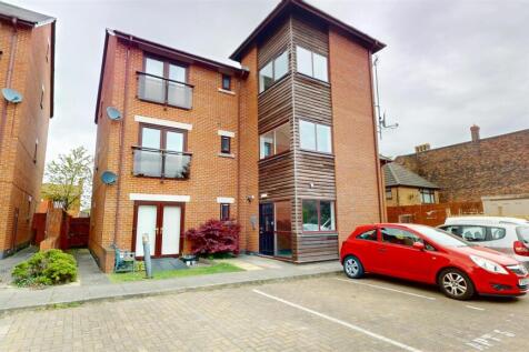 2-bed flat on Prescot Road, St Helens, WA10 3AL, £750/mo