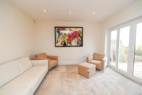 18 Pickwick Gardens, Compton photo 3