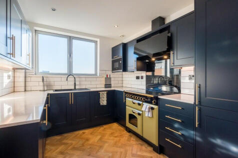 Langley Crescent, Kings Langley, Hertfordshire, WD4 photo 4