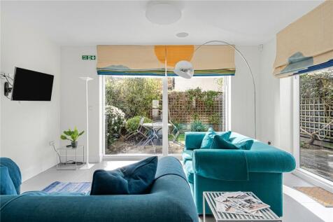 SHORT LET - Stunning three bedroom, 3.5 bathroom contemporary home photo 4