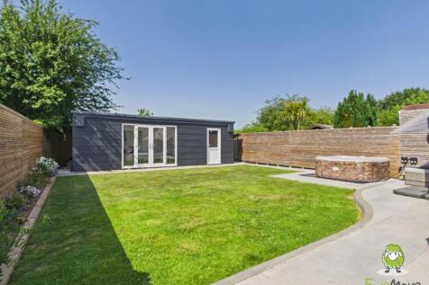 EweMove Estate Agents Basingstoke - Denham drive