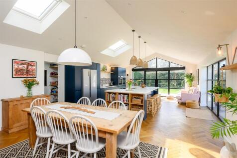 KITCHEN / DINING