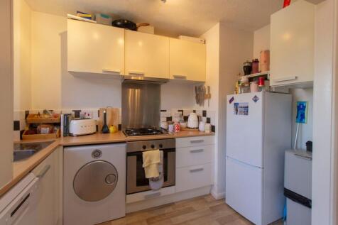 Horsebrass Drive, Bagshot, GU19 photo 5