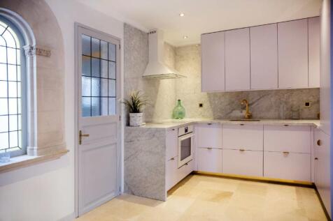 historic-building-with-three-exceptional-apartm...