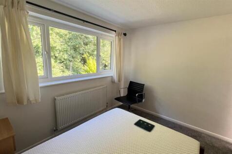 Bright, simply furnished double bedroom with bi...