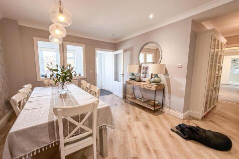 RECEPTION HALLWAY/DINING ROOM