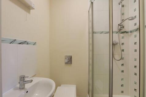 Master bedroom en...