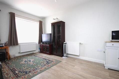 THORNTON CLOSE, LEATHERHEAD, KT22 photo 4