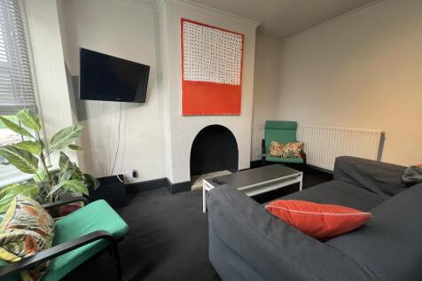 3 Bedroom Student House // July 2027 photo 4