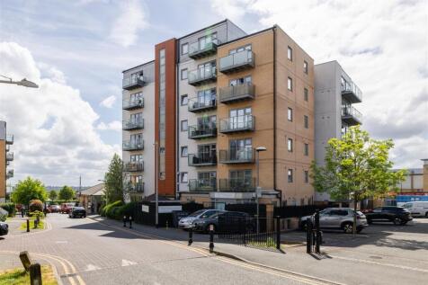Queen Mary Avenue, E18
