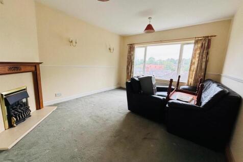 Living Room / Dining Area: