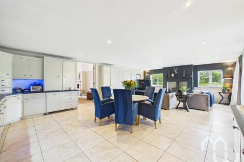 Open plan kitchen / Living Area