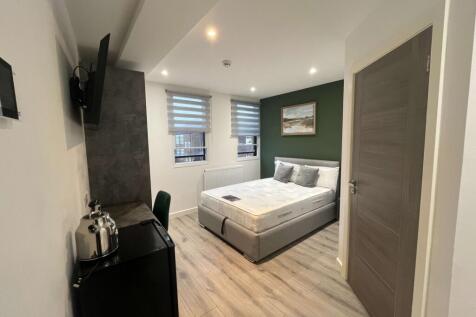 Cross Street - Room 22