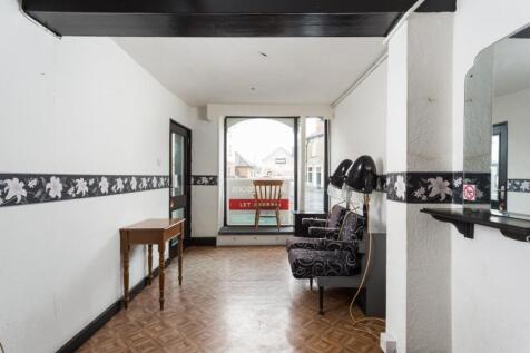 Retail Property (high street) to rent Image 4