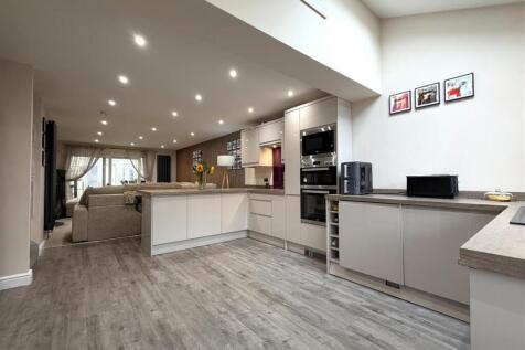 Magnificent OPEN-PLAN Kitchen Space 783
