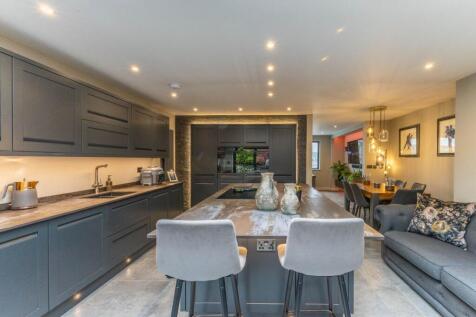 KITCHEN / DINING AREA