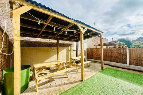 8-bed semi-detached on Harlaxton Drive, Lenton, £5,027/mo