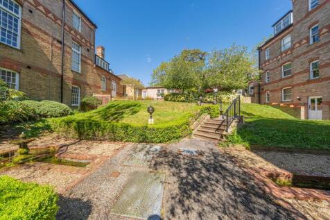 Haywards Heath, RH16 - property photo