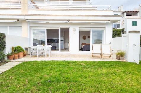 Apartment with sea views and private garden in Coves Noves