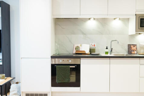 Studio flat on Apt 307, Churchill House Residence #037233, £1,199/mo