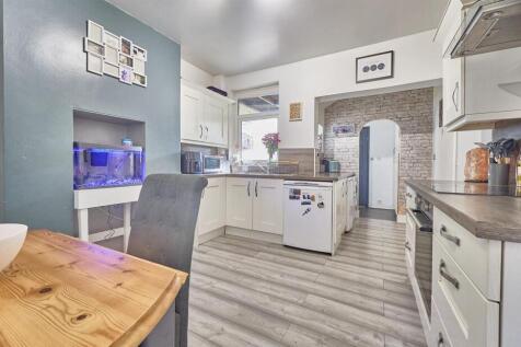 L Shaped Kitchen/Diner to Rear