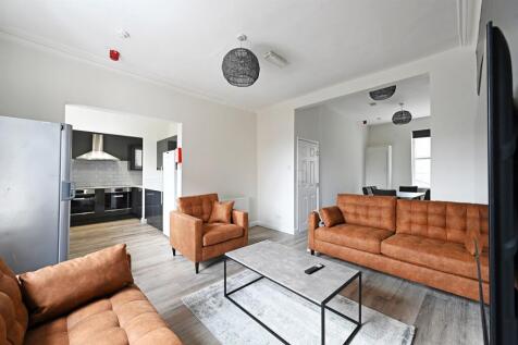 6-bed flat on 180A Crookesmoor Road, Crookesmoor, S6, £3,068/mo