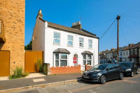 London, E13 - property photo