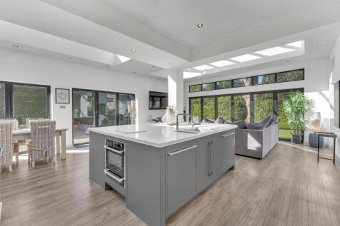 Open-plan kitchen/dining/family area