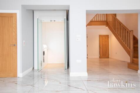 Lift &amp; Entrance Hallway